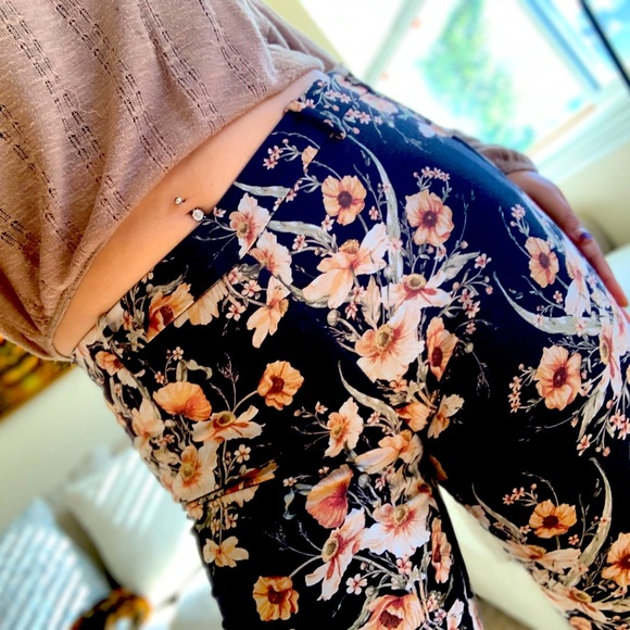 H&M Pants - SOLD 07/07 H&M Black Floral Print Dress Pants